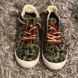 Vintage Havana camo slip ones w/ ribbon tie. Sz 8